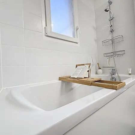 Holiday home Soul Harmony Rouen Maison Neuve Terrasse Parking Riviere Proche Docks, Kindarena *